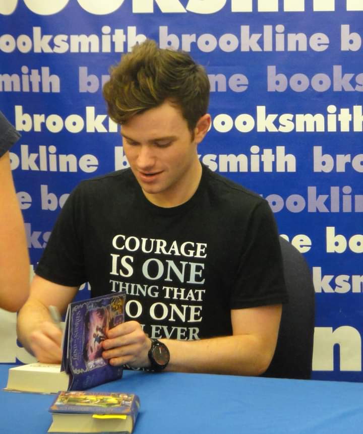 chillcolfer222's tweet photo. #TLOS4 signing ๐๐ https://t.co/pfP9cK4JiW