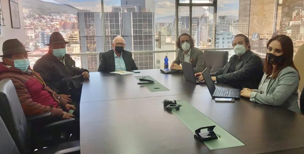 aecidecuador's tweet photo. El coordinador del #ProyectoPIT y el Representante de la Organización Santa Teresita de Guabug #Chimborazo firmaron el convenio de Co-ejecución que permitirá implementar riego tecnificado en 68ha y beneficiar a 45 familias.
@AgriculturaEc, #FONPRODE, @BancoMundialLAC, @AECID_es https://t.co/izURdJ0TPI
