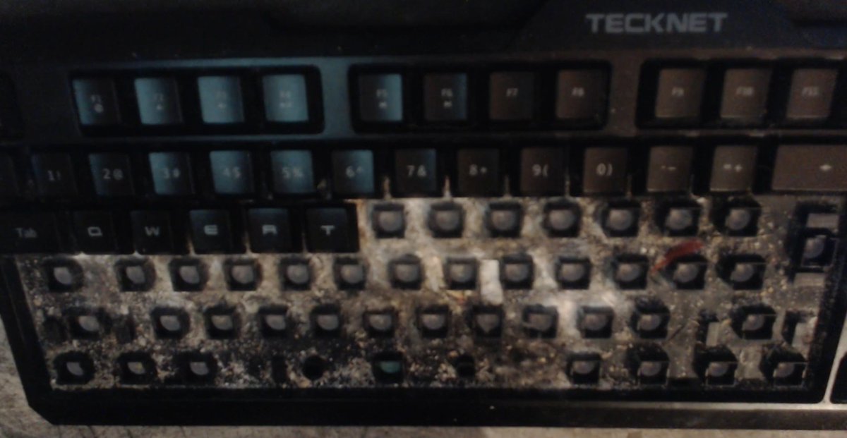 AssfandTV's tweet photo. @whotfisdave_ your keyboard is the nastiest thing I've seen in a fucking while https://t.co/wZhmnQGHTu