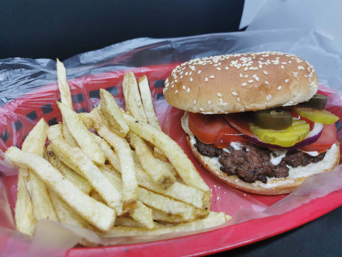 Ciudad_Comida's tweet photo. Cierra tu viernes con una hamburguesa con papas. #FelizViernes https://t.co/gUDe573mTB