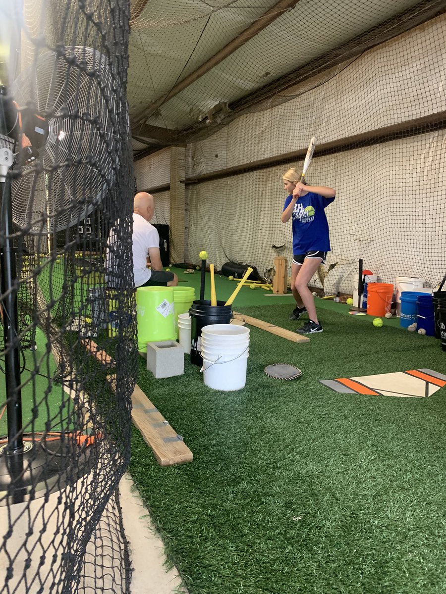 BLivanec's tweet photo. Rainy days are not for laying around. Athletes work everyday. #hardworkpaysoff #coachhall @TDD2024 @IHartFastpitch @BUMoore @SAProfileCard @ExtraInningSB @vypehouston @FloSoftball https://t.co/QO5SZgO6Ve