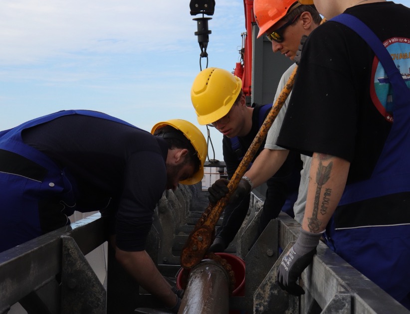 Novamar_MSM101's tweet photo. Today is the penultimate day in the working area. All Teams on board, hydro-acoustics, geology and CTD, are running at full speed.

#marinegeosciences #oceanography #climatescience

📷:DL https://t.co/B3h6v7UkCN