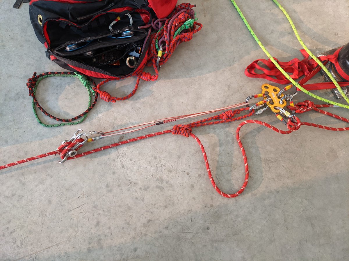 QuesnelSAR's tweet photo. QSAR and @CCARIBOOSAR training together once again, this time on rope-rescue techniques. #practice #SAR #Cariboo #Quesnel #WilliamsLake #Ready247 #overtheedge #allStop https://t.co/vOd91W2cHh