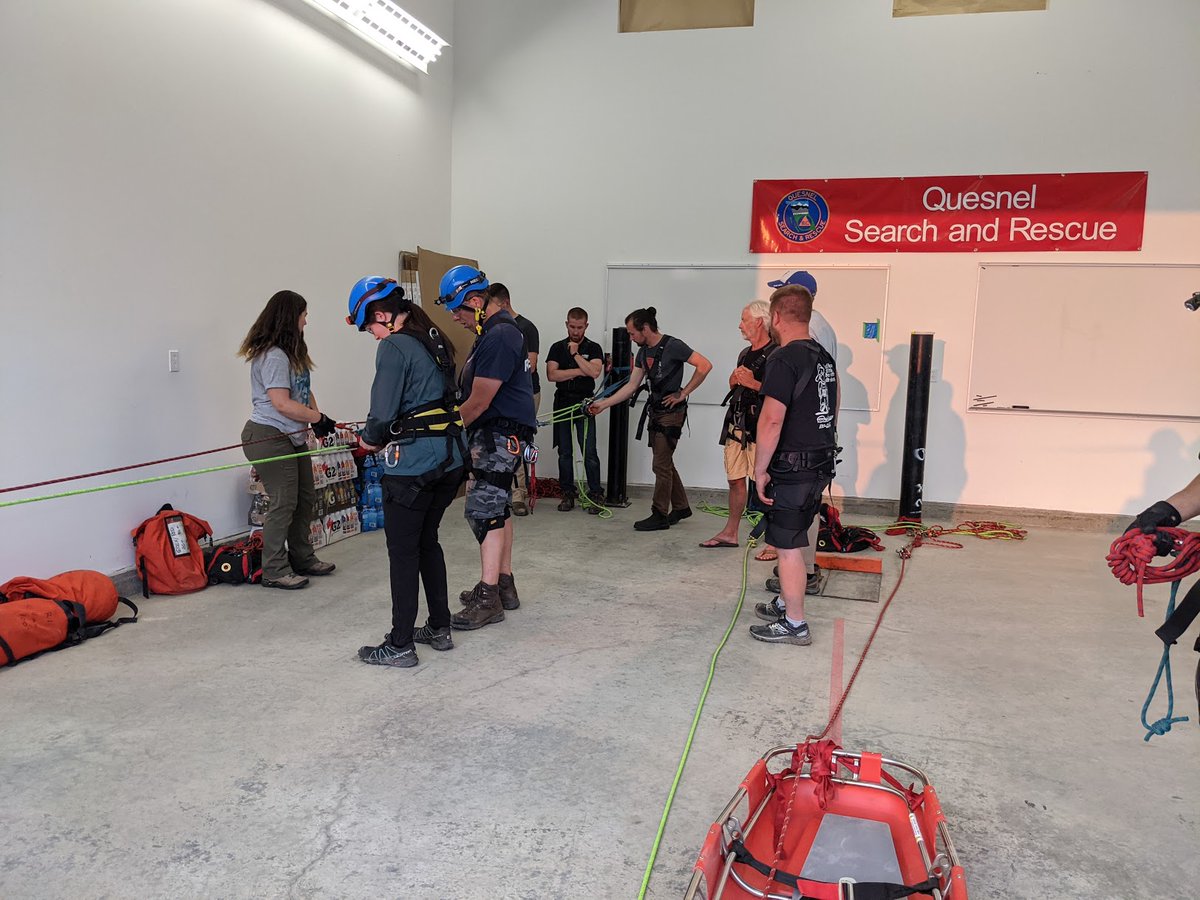 QuesnelSAR's tweet photo. QSAR and @CCARIBOOSAR training together once again, this time on rope-rescue techniques. #practice #SAR #Cariboo #Quesnel #WilliamsLake #Ready247 #overtheedge #allStop https://t.co/vOd91W2cHh