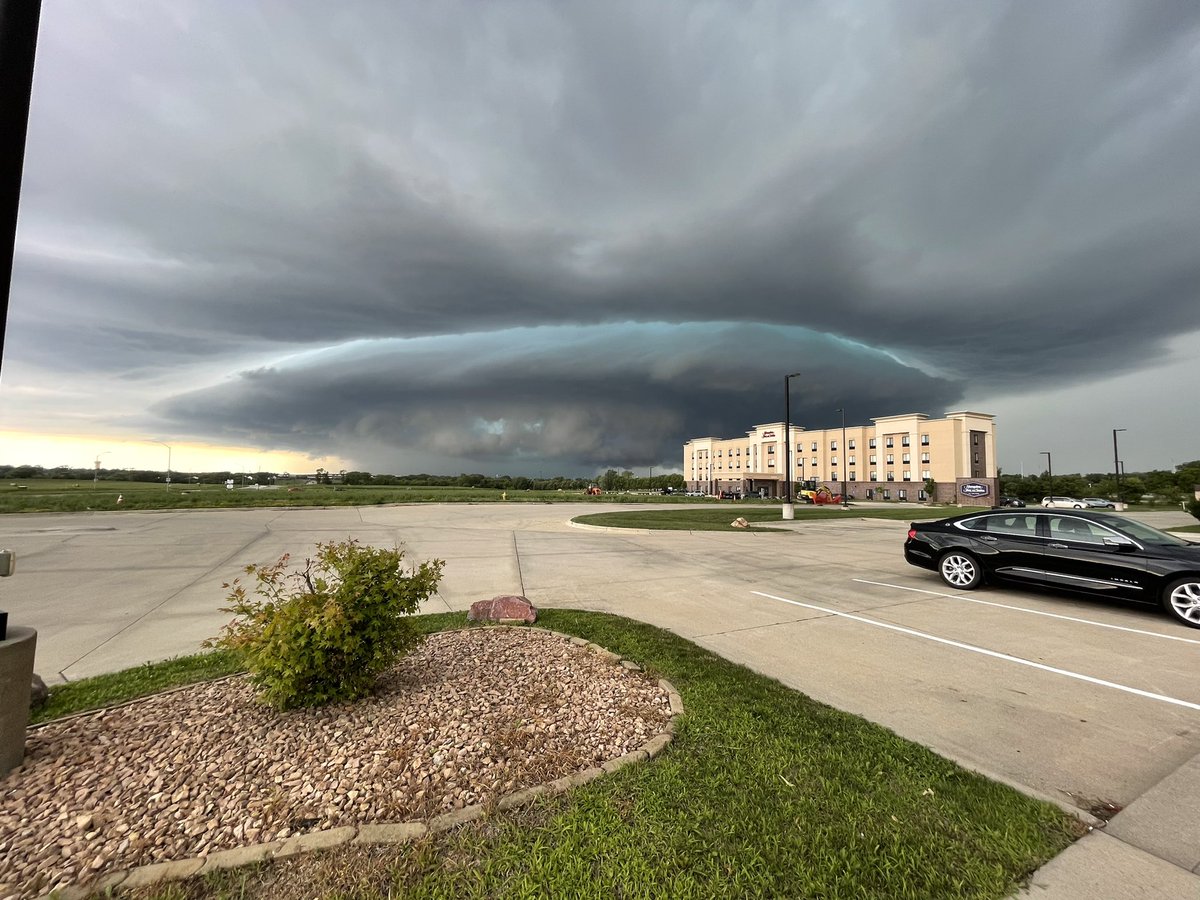 wpfHUSKERS's tweet photo. @glezak storm approaching Urbandale, IA https://t.co/sJTYT29Iv7