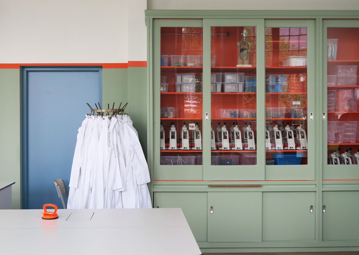 BArchitecten's tweet photo. BRIQUE-architecten gaat er deze zomer even tussenuit. De bouwvak (van 23 juli tot 16 augustus). Aan veel van onze projecten wordt echter hard doorgebouwd. Als de leerlingen van de scholen met vakantie zijn; werken de aannemers hard door! 

https://t.co/CgNrNtTMzp https://t.co/LcM1pMoeKl