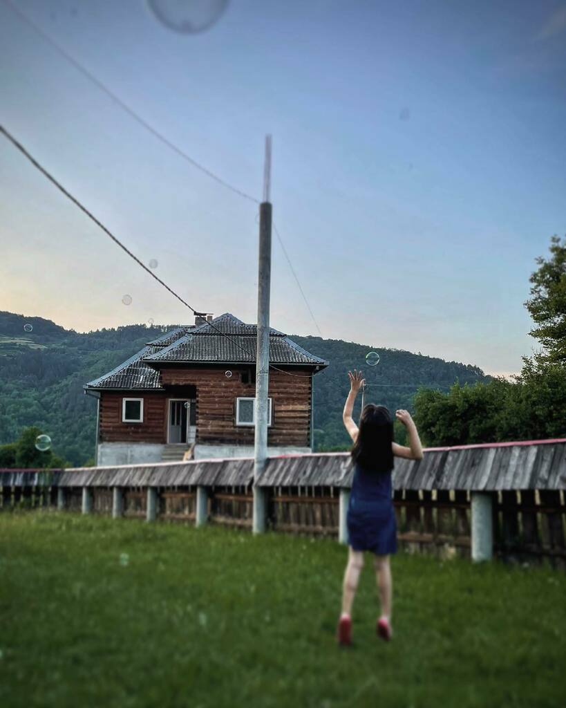 razvanbalsan's tweet photo. Reaching for the stars 💫✨🌟⭐️
#sălciua #apuseni #magicalmoments https://t.co/ESDF7S5UjX https://t.co/zhVsvavKxr