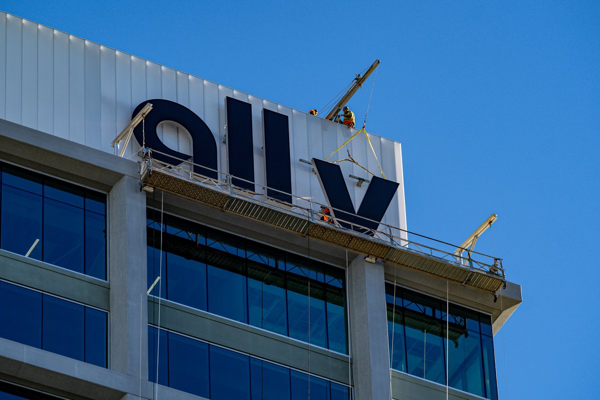 We’re proud of our team, and have been honored to work with every person who has contributed to Ally Charlotte Center. #FBF to the installation of our ‘<a href="/Ally/">Ally</a>’ sign by said team…426 feet in the sky!

📷: <a href="/The5and2Project/">The 5 and 2 Project 📸🎥🎞️</a> | #AllyCharlotteCenter
