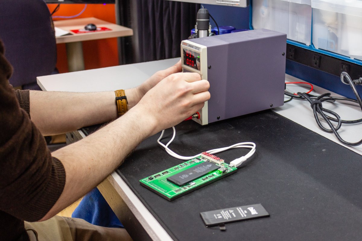 YourAgentMobile's tweet image. Dropped your phone on the concrete? Dog bit it? It doesn't matter how it was damaged, it just matters how it's fixed. Our team will rescue your damage with professional care and precise work.