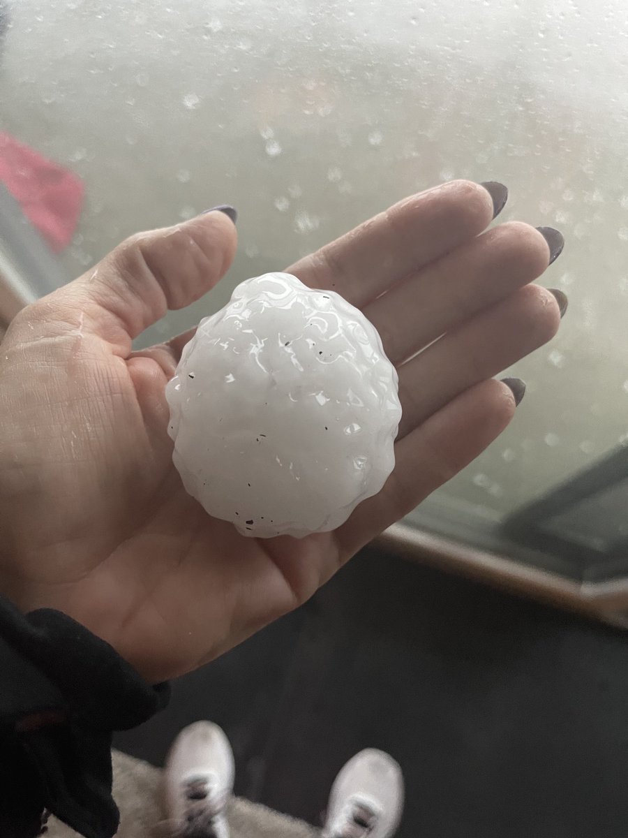 WXMegs's tweet photo. Huge hail falling  in Johnston &amp; Grimes. @WHOWeather @EdWilsonWX13HD @BrettMcWx #iawx https://t.co/ioKUHEAeRP
