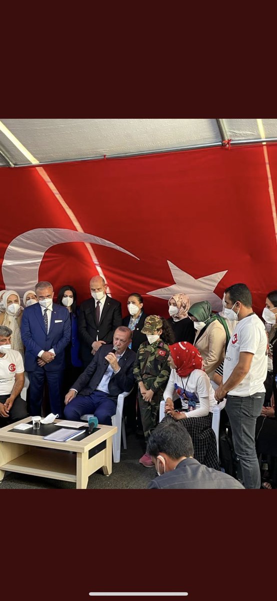 YÜREKLERİN BULUŞMASI
Diyarbakır Annelerinin sarsılmayan direnci;siyaseti,demokrasiyi kirletenlere ve emperyalizme ve maşalarına karşı,Anadolu’nun isyanı, SelahaddinEyyubi’nin torunlarının, SultanAlpaslan’ın torunlarıyla bin yıl önce olduğu gibi bugün de elele vatan mücadelesidir.