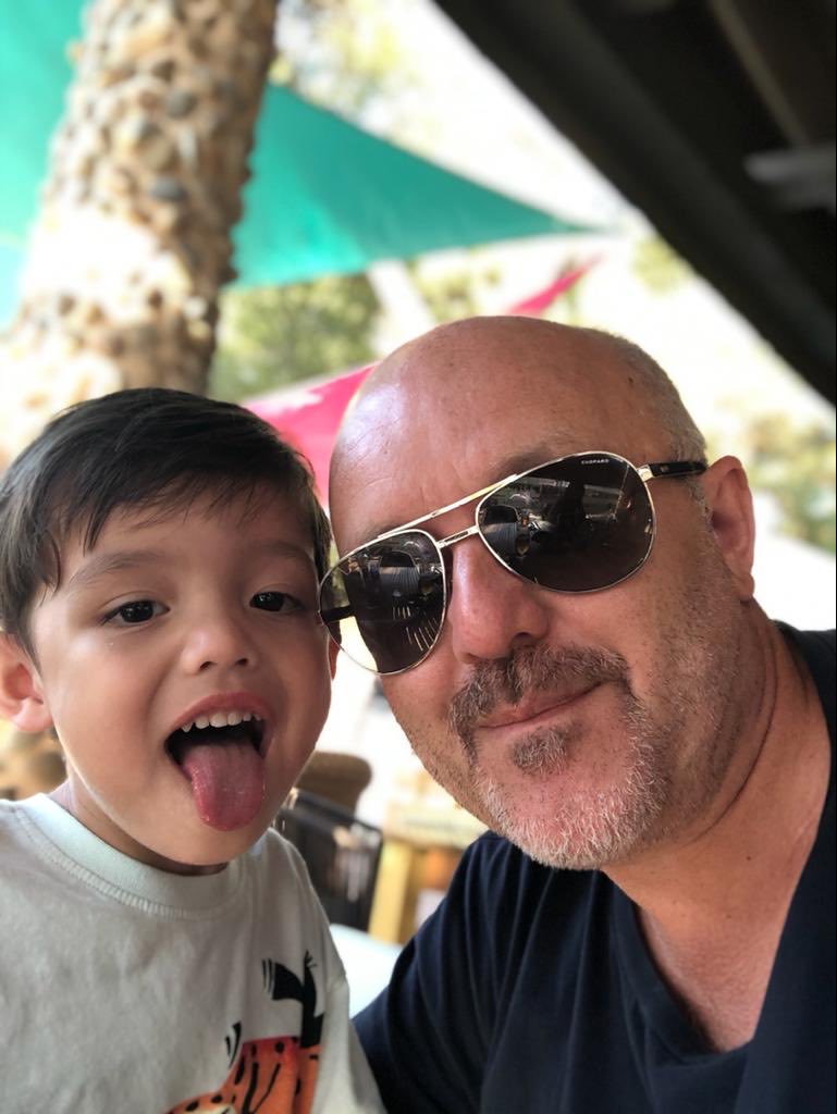hullinasia's tweet photo. Me and one of my boys out for a friday beer #readyforacoldone https://t.co/VgFeveVtbq