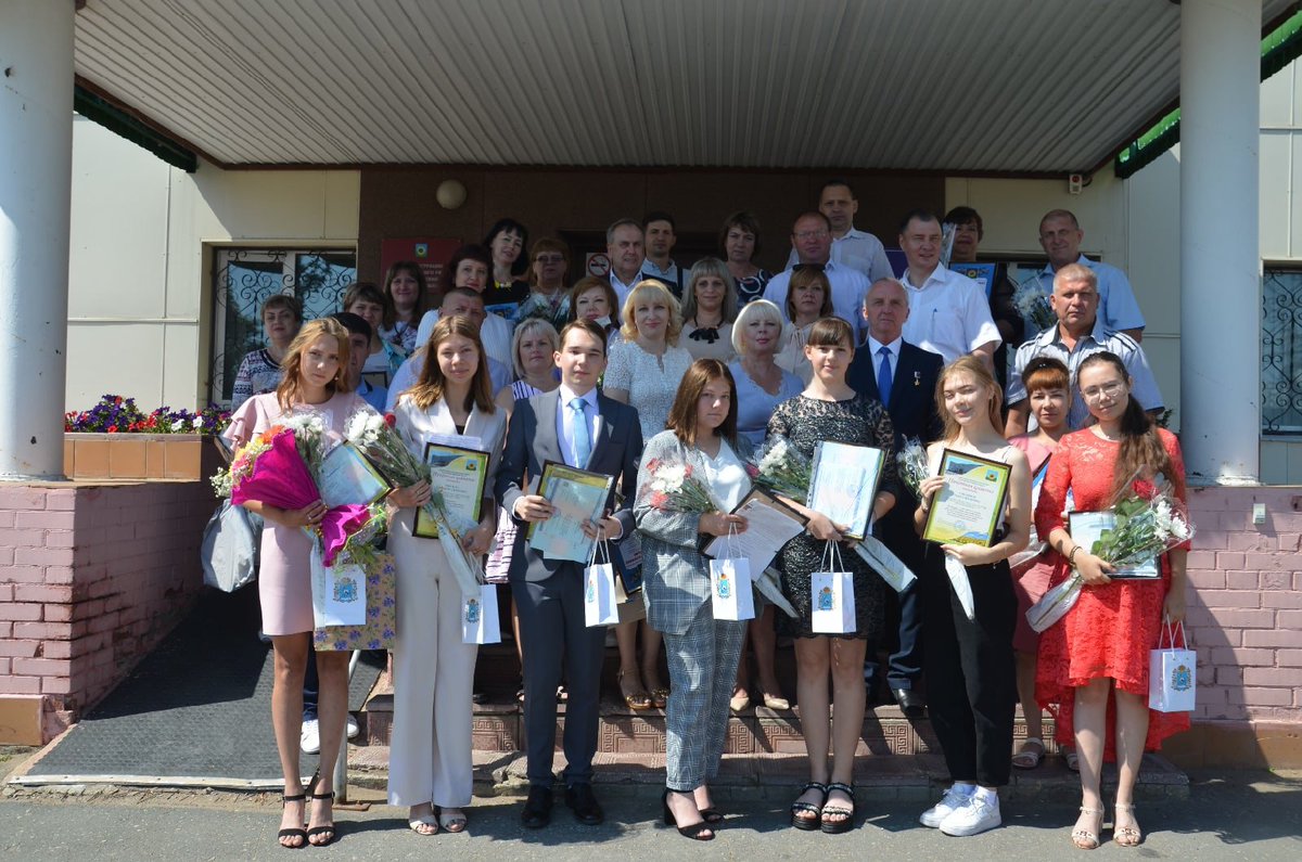 В администрации района состоялось традиционное ежегодное чествование выпускников школ нашего района - золотых медалистов и одаренную и талантливую молодежь
