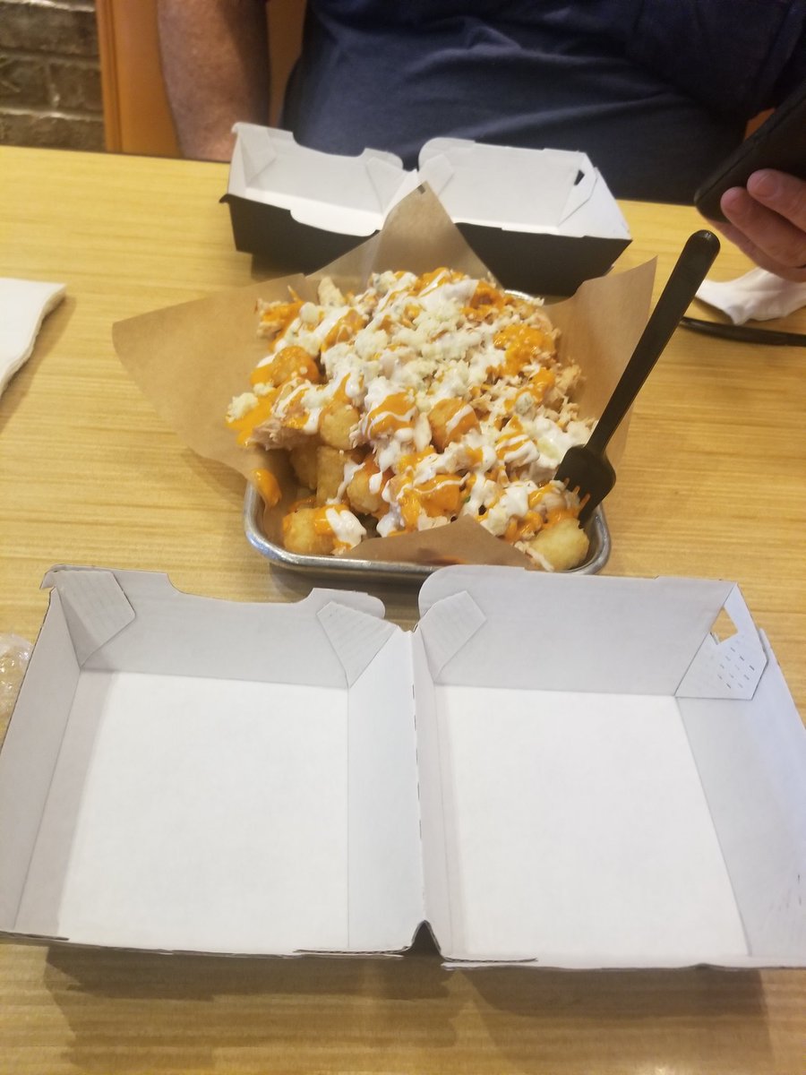 ERMcLaughlin22's tweet photo. @BWWings I really wanna like you BWW but come on!! 5 mins to be sat (at 230pm) 10 mins for the server to come over, 10 more mins to get our drinks and here are the app plates we just got. Can't make this shit up!! https://t.co/tibAEiiDtm