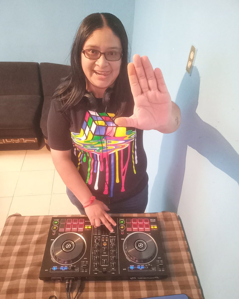 tanisbaute's tweet image. Los ojos son el espejo del alma...la música que escuchas es el reflejo de tu vida. 🙌
▫️
#conybeatz #womandj #ddjrb