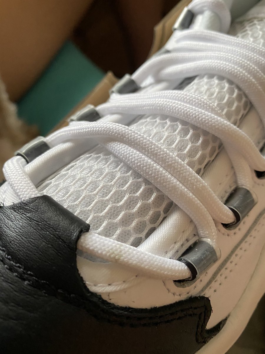 SheisLGND's tweet photo. @champssports 
Are y’all selling used sneakers or what? This is the second time I had to return damaged/used looking sneakers! I been on hold for almost an hour too wth 😭 https://t.co/lbDA24dcMT