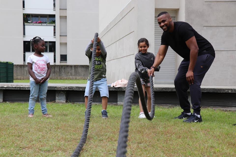 SophieRantz's tweet photo. 🔵 Animations d’été organisées par le centre social et culturel @ville_carrieres en pieds d’immeuble dans le cadre de #FestivEte. 🧩🎭⚽️
@ait_eddie un maire dynamique et proche des habitants.👏
#élu #animation #social #quartiers https://t.co/TdcKCBAqG5