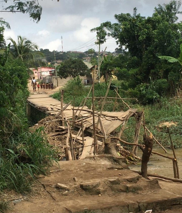 poyasghana's tweet photo. @PulseGhana While we are talking about Pokuase Interchange,This is a shortcut root that connects Pokuase and Abensu where Hon.Moses Anim Lives and the current state of the bridge.
Students use this bridge day in and out. Should we wait till harm is caused?
This must be fixed!
Kindly retweet! https://t.co/pyEX1W9Clf