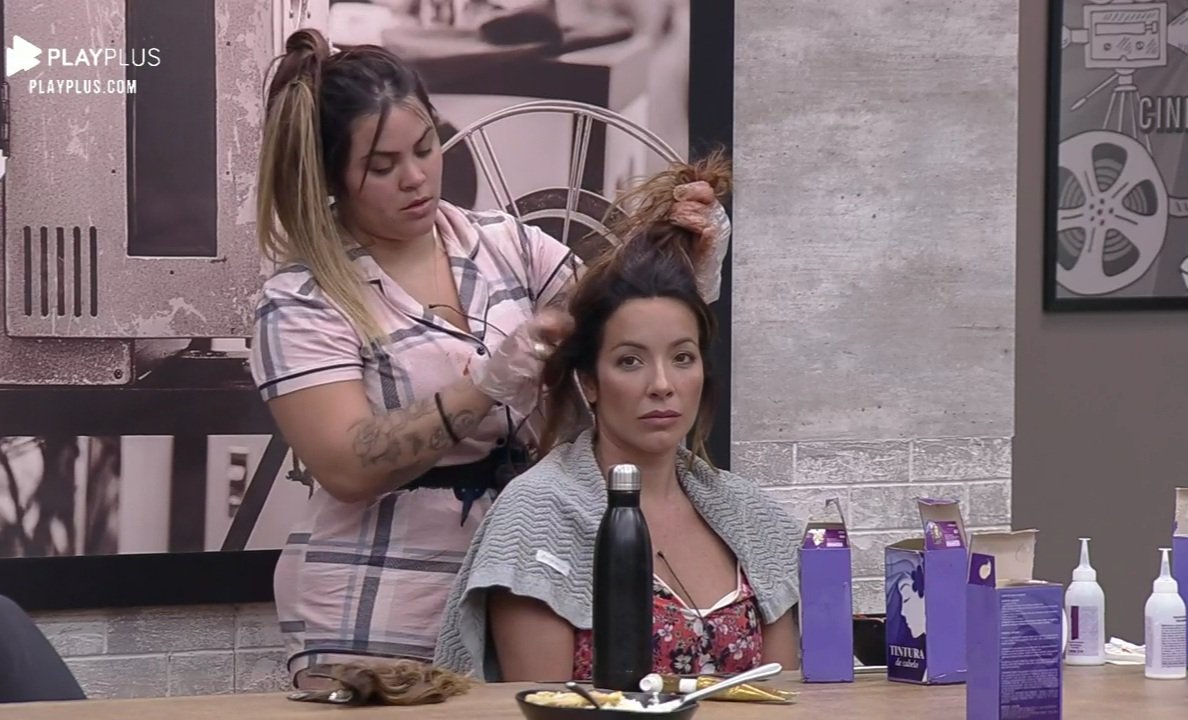re_dominguez's tweet photo. “Na pior das hipóteses, eu vou ter cabelo cor de super-heroína, vou adquirir super poderes.”

Renata 🗣🗣🗣 https://t.co/GVWfmQFMBl