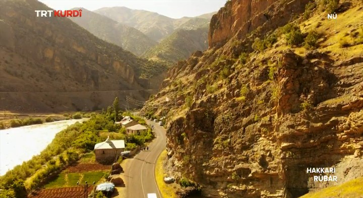 deryaucar1903's tweet photo. #Hakkari'nin #Geçimli/#Rındki Köyünden manzaralar Rûbar yine muhteşemdi. Zap suyundan gelen köyün güzel suyu manzara eşliğinde müthiş görünüyor; Yem yeşil güzellik elde ediyor. 
Emeğinize sağlık @mustafaekici23 @Senaryildiz65 @Rubarbelgeseli @TRTKurdiTV @trtkurditurkce #Rûbar https://t.co/8v7uqX0nK3