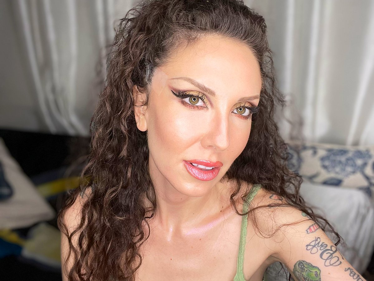TaraSavelo's tweet image. Thank you to everyone who joined the live today!!! Here is the finished look! 💋💋❤️ #makeuptutorial #livetutorial #patmcgrath #kevynaucoin