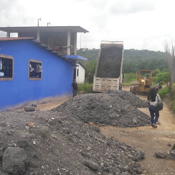 ivt_tachira's tweet photo. Este #9Julio prosiguen trabajos de asfaltado en el sector Bicentenario Mcpio Torbes, bajo la acción articulada de entes que conforman el Gabinete de Infraestructura #IVT #CORPOINTA y #CAIMTA, atendiendo lineamientos de la Gob @laidygomez_ en respuesta a solicitudes de residentes https://t.co/LsJ0ujbi9V