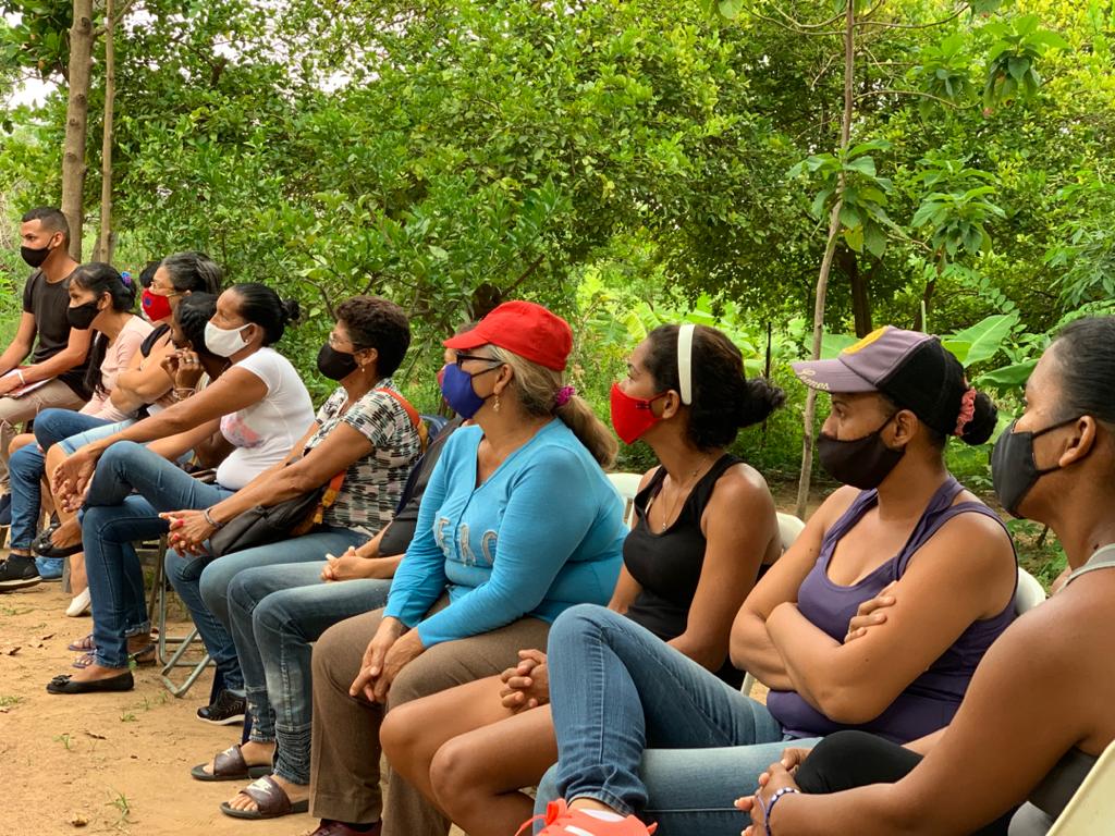 FranciscoGpsuv's tweet photo. Este jueves nos reunimos con los voceros de los Consejos Comunales del sector El Piache; allí escuchamos junto al Coord. CLAP Municipal Cesar León,  sus propuestas; las cuales tienen como fin, fortalecer el Poder Popular. Rumbo a las Ciudades Comunales @PartidoPSUV https://t.co/gYQEll9iRQ