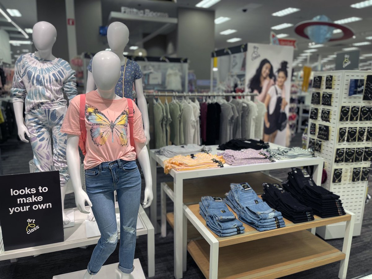 Art Class expansion is well under way! ISM is on point (more to come), fixture blocked. Awaiting more complete programs and expanded accessories! #vm #visualmerchandising #Target #ArtClass <a href="/1ashower/">Ashley Moonshower</a>