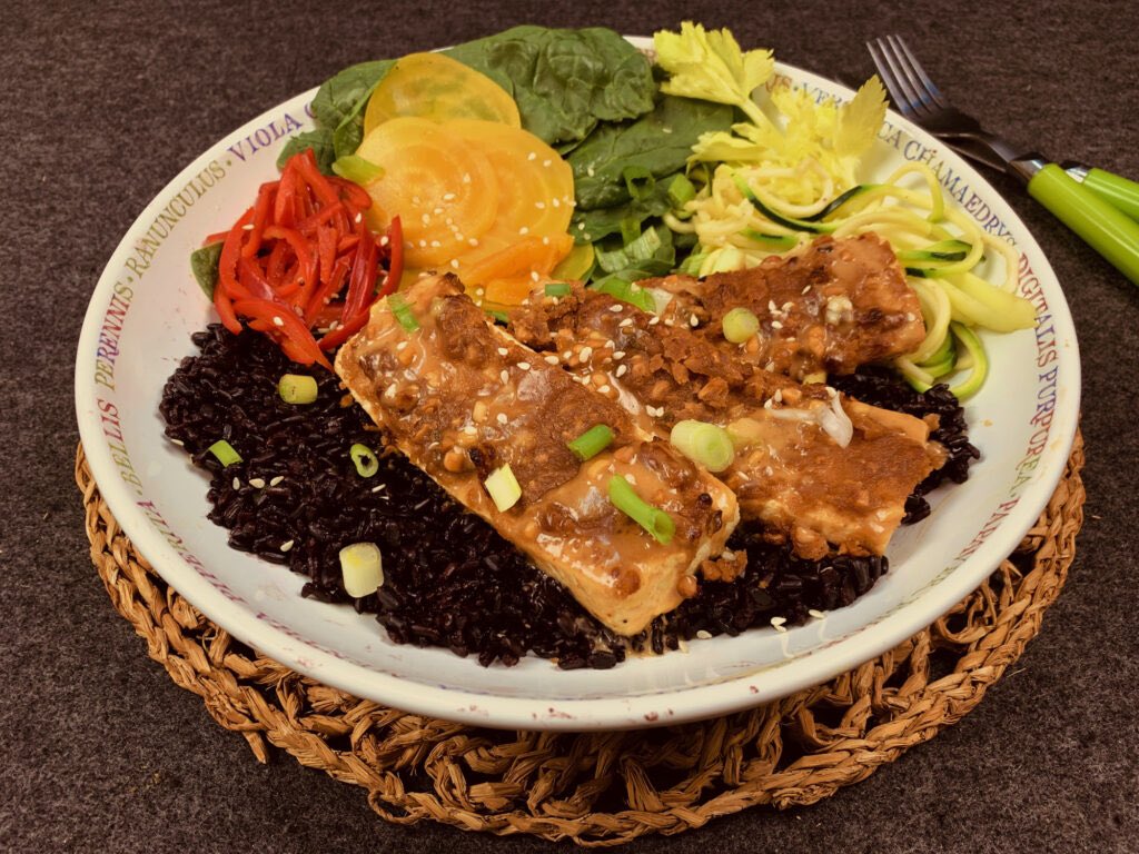 More #FoodieFriday with this Baked Tofu with Peanut Sauce and Black Rice is  a colorful mixture of strawberries, cucumbers, red onions, and pumpkin seeds with light lemon honey mustard vinaigrette. Find the #recipe her gloriagoodtaste.com #recipes