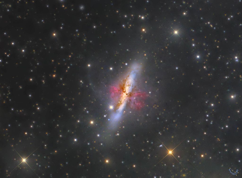 maximaxoo's tweet photo. #Space: M82, a #starburst #galaxy with a #superwind — the burst of #StarFormation in M82 is driving a prodigious outflow
https://t.co/kCzqNm3hGL via @apod https://t.co/47Knt7koFG