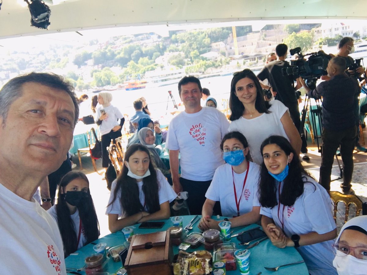 Telafide Ben de Varım etkinliklerinden olan Boğaz Turuna Sayın Bakanımız Ziya Selçuk da teşrif ettiler. 

<a href="/CekmekoyMEM/">Çekmeköy İlçe Millî Eğitim Müdürlüğü</a> <a href="/burhan131/">Burhan BAYRAK</a>