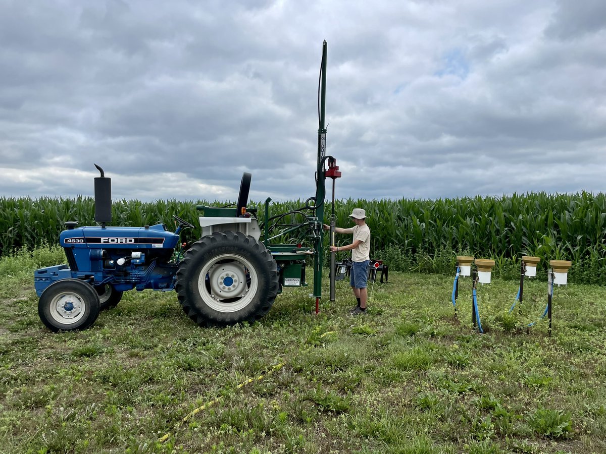 ISUBiomass's tweet image. We made a hole in the ground to install some oxygen sensors at different depths (alongside an existing soil moisture sensor). These measurements will help us understand controls on microbial activity. #FieldFriday