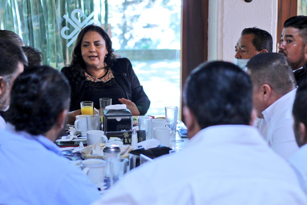 CATEM_MunDgo's tweet image. Hoy nos reunimos con Secretarios Generales de la CATEM, con ellos abordamos temas que vienen a beneficiar a la base trabajadora de #Durango

Seguíamos construyendo y trabajando en equipo.

#SomoCATEM