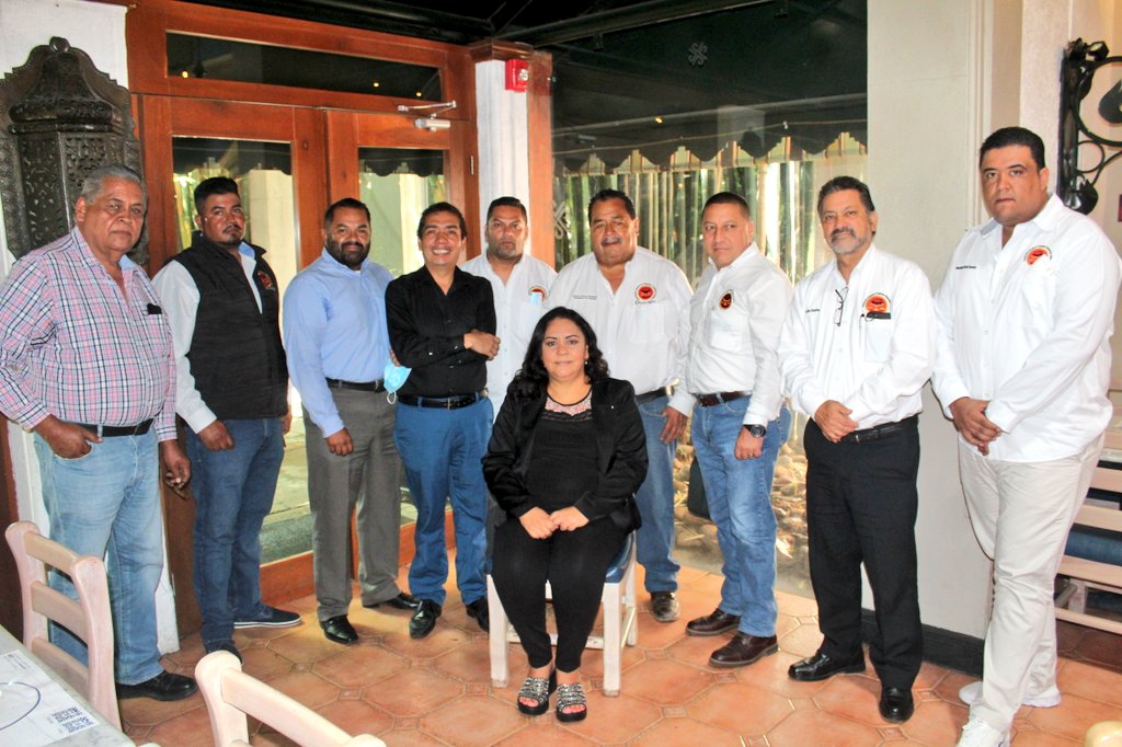 CATEM_MunDgo's tweet image. Hoy nos reunimos con Secretarios Generales de la CATEM, con ellos abordamos temas que vienen a beneficiar a la base trabajadora de #Durango

Seguíamos construyendo y trabajando en equipo.

#SomoCATEM