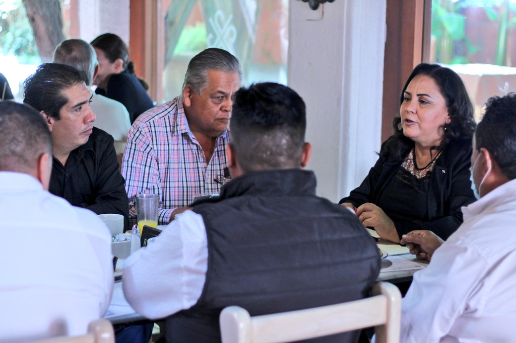 CATEM_MunDgo's tweet image. Hoy nos reunimos con Secretarios Generales de la CATEM, con ellos abordamos temas que vienen a beneficiar a la base trabajadora de #Durango

Seguíamos construyendo y trabajando en equipo.

#SomoCATEM