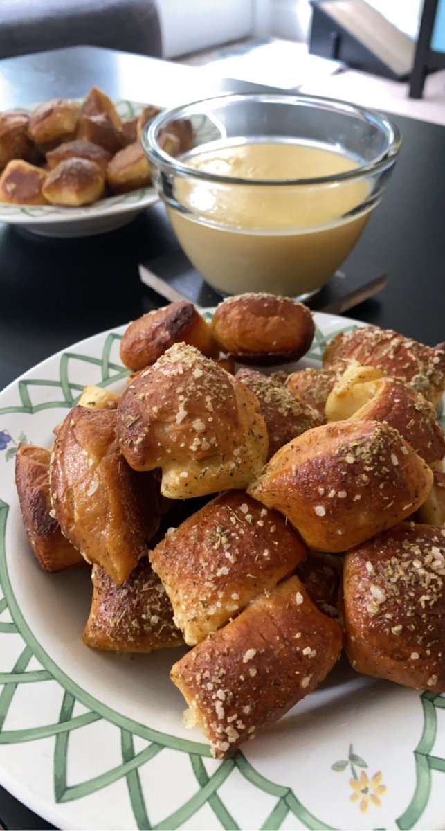 true2u's tweet photo. What’s the perfect snack food for watching @LeverageRedempt? If you love “pretzels” as much as Parker does, there’s only one answer. #LeverageRedemption https://t.co/kfMS3H3Bth