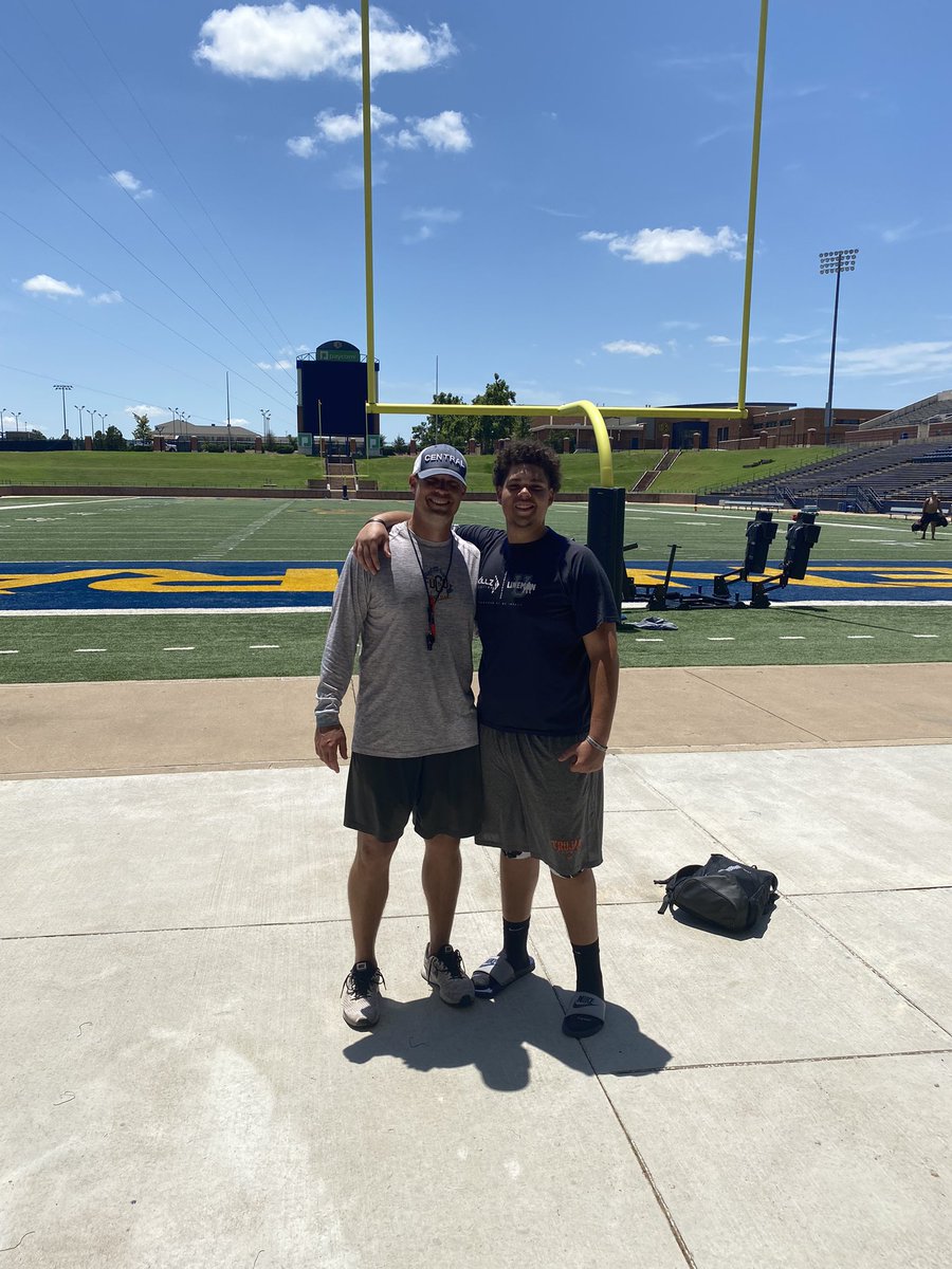 Thank you for the opportunity to work with you coaches‼️ <a href="/CoachGreenOL/">Karson Green 🏆</a> <a href="/NickBobeck/">Nick Bobeck</a> <a href="/ucobronchofb/">UCO Football</a>