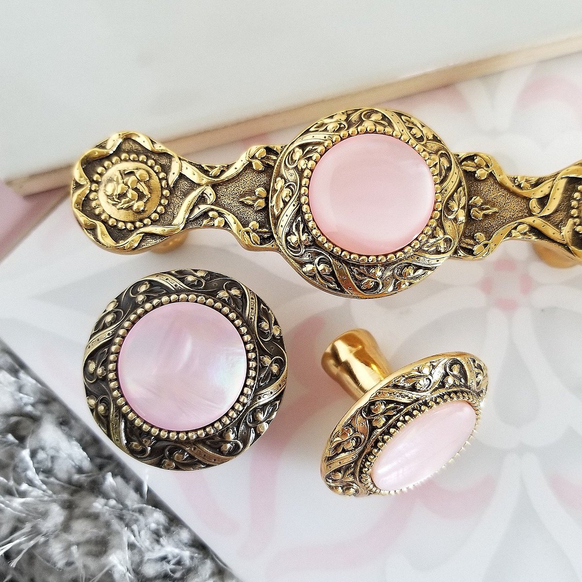 NottingHardware's tweet photo. Pretty in pink! Pink Shell hardware makes a lovely accent! Read all about pink! #sherwinwilliams https://t.co/SkG3VDEyNi  #milennialpink #blushpink #blushpinkdecor #pinkshell #trendingcolors #interiordesign #interiordecor #artisanhardware #usmade #nottinghillhardware https://t.co/nNcaKn0buS