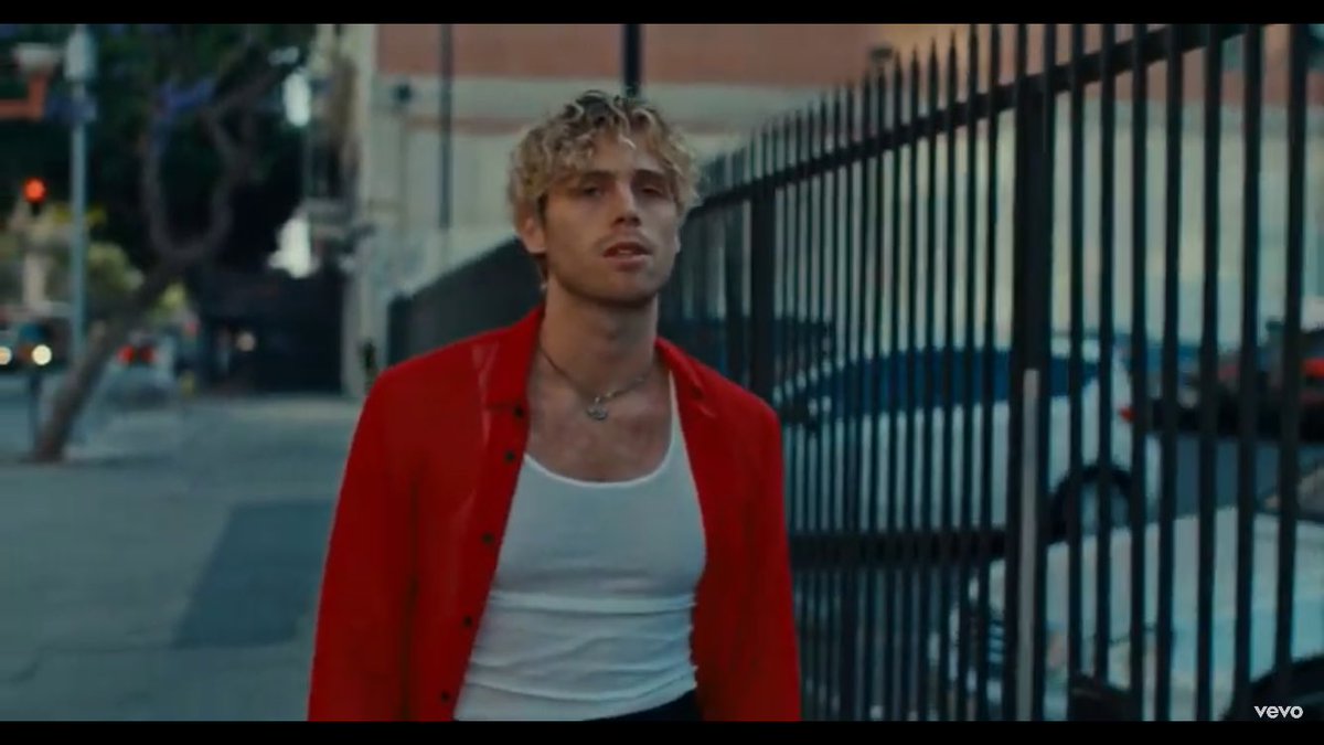 wonderlandH_'s tweet image. Luke Hemmings è un essere perfettissimo. 
#StartingLine #STARTINGLINEOFFICIALMV