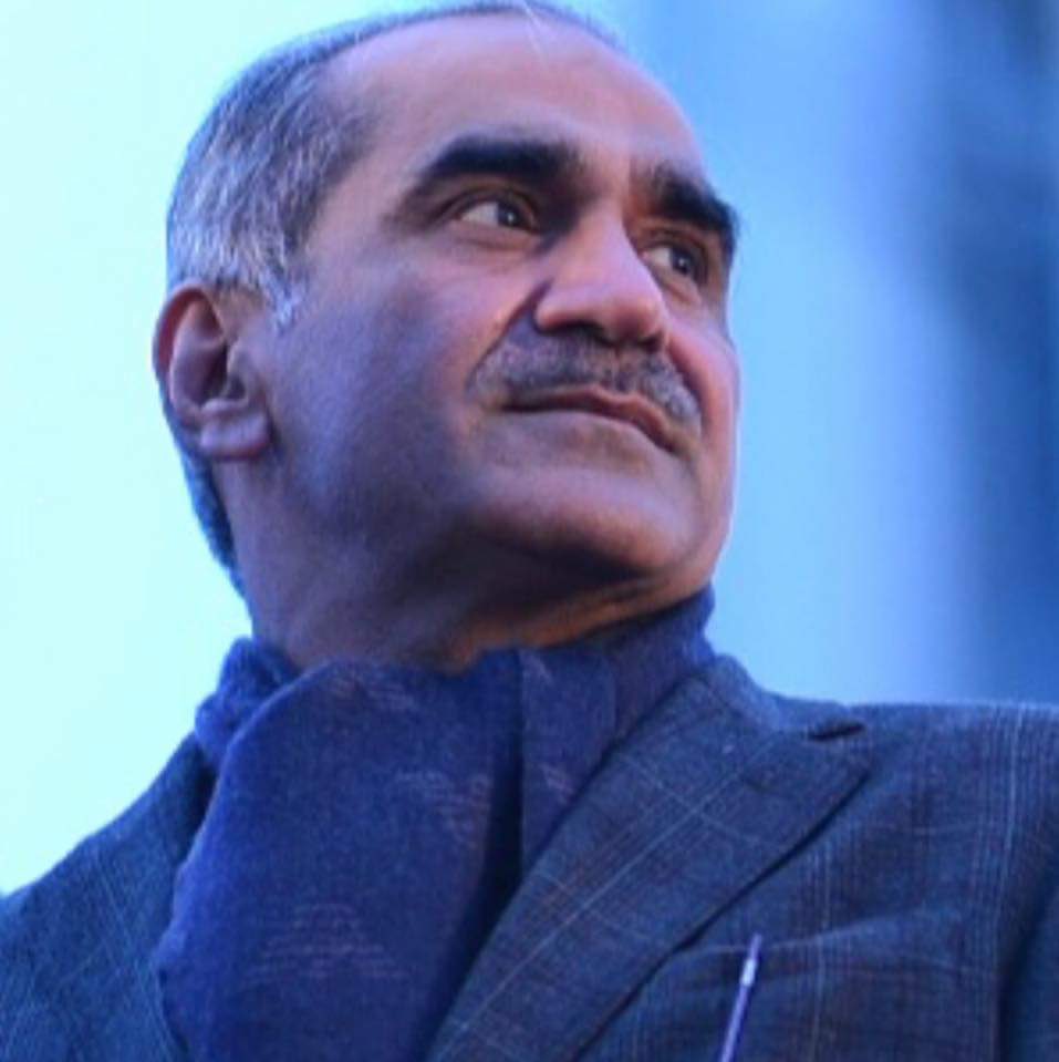 M_Ahmed82's tweet photo. He Said “Hum jailon mein gaye kabhi minnat ni ki aj bachoon ki khatir minnat krrhe hain” and this line won our hearts

Sir the exams may not be cancelled but May Allah bless you. Thank you @KhSaad_Rafique ❤️

 #WajihaQamarJhootNaBolo https://t.co/bfxE71r99o