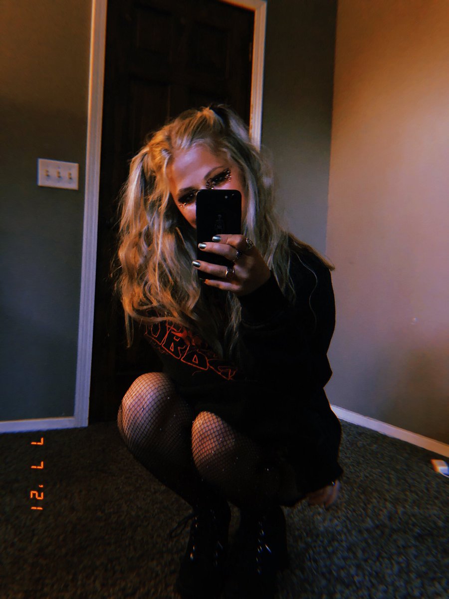 jbg_dot_img's tweet photo. ▕ the human who uses this note can neither go to heaven nor hell ▏
 
If Misa were to wear a corpse hoodie tho… ??!!!! 

#corpsemerch 🖤‼️ aka my favorite piece of clothing i own https://t.co/JlknkhOJL2