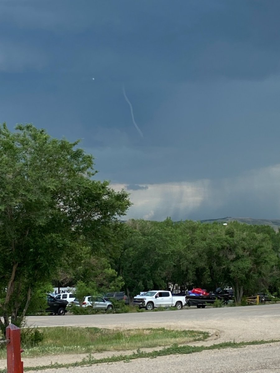 Dogfan88's tweet photo. Noodle funnel over Sasatchewan Landing Provincial Park courtesy Jordan Rempel #skstorm 3:20 pm https://t.co/J81pYijQGE