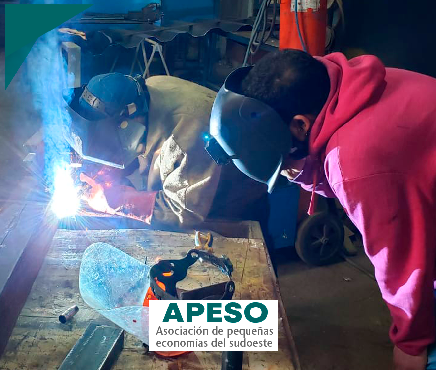 APESOAsoc's tweet photo. El día jueves 8 de Julio, y en el marco de las los encuentros de formación de Villa Caracol, se realizó con los jóvenes participantes de este emprendimiento y Organizada por APESO, una demostración de utilización del proceso de soldadura.
#apeso
#pymes
#emprendedores
#bahiablanca https://t.co/Wb0nIhXuqn
