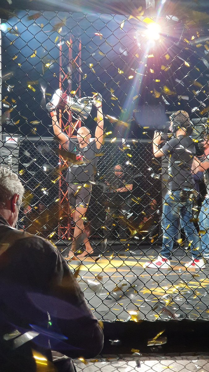 FqMMA's tweet photo. 🚨Main Event @HexagoneMma :
Notre 🇫🇷 #GaelGrimaud sort la performance et soumet #FalcoNeto R1 ‼️
👉 Il devient le 1er 🏆 de l’organisation 🇫🇷 en remportant la ceinture des Moyens.
(Combat prévu a la base en Welters mais son adverse avait raté 2 fois le poids)
👏👏🔥🔥 https://t.co/Cx7sNroK4S
