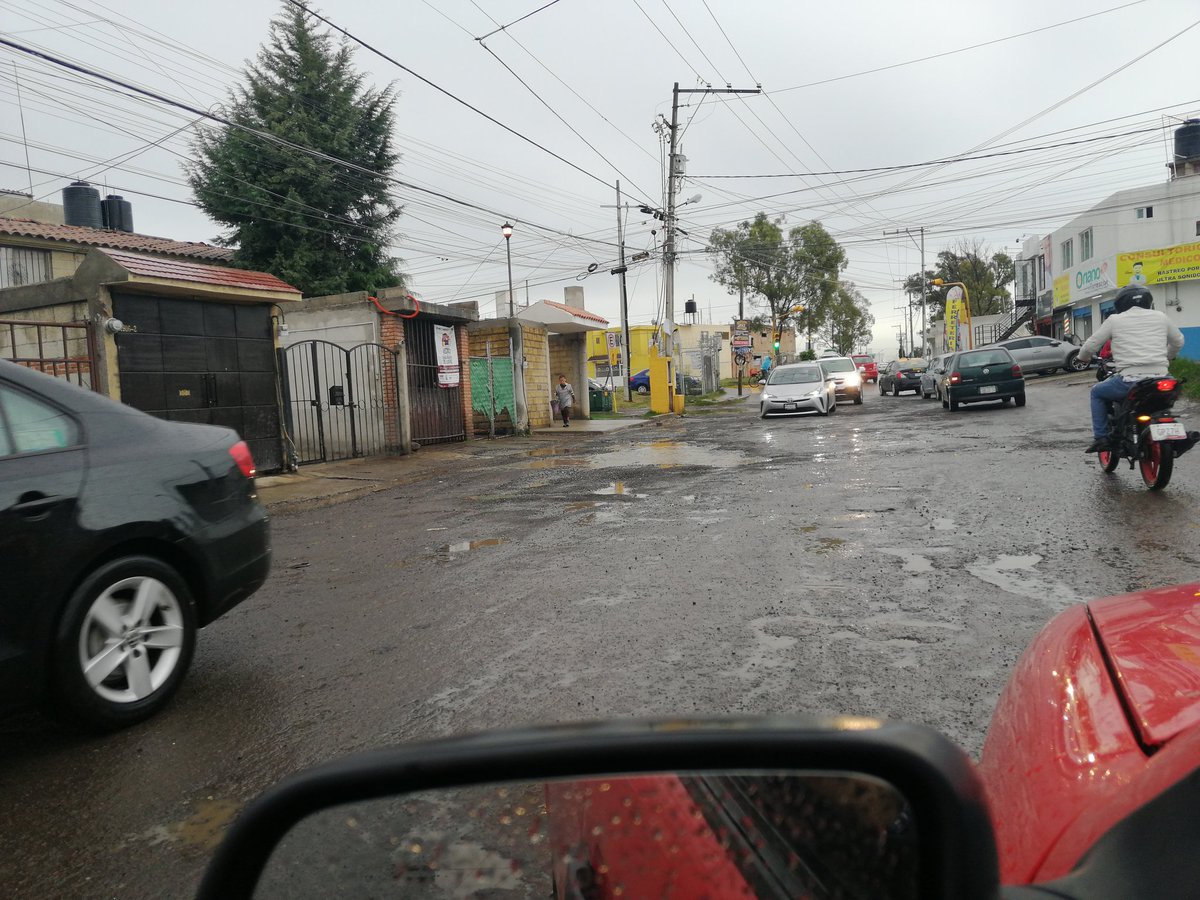 Chuster_7's tweet photo. Se necesita reencarpetamiento de asfalto de la 95 pte y Blvd carmelitas. Podrían apoyarnos a reportar @TribunaVigila @JCarlos_Valerio @RedLopezDiaz https://t.co/07Putyd179