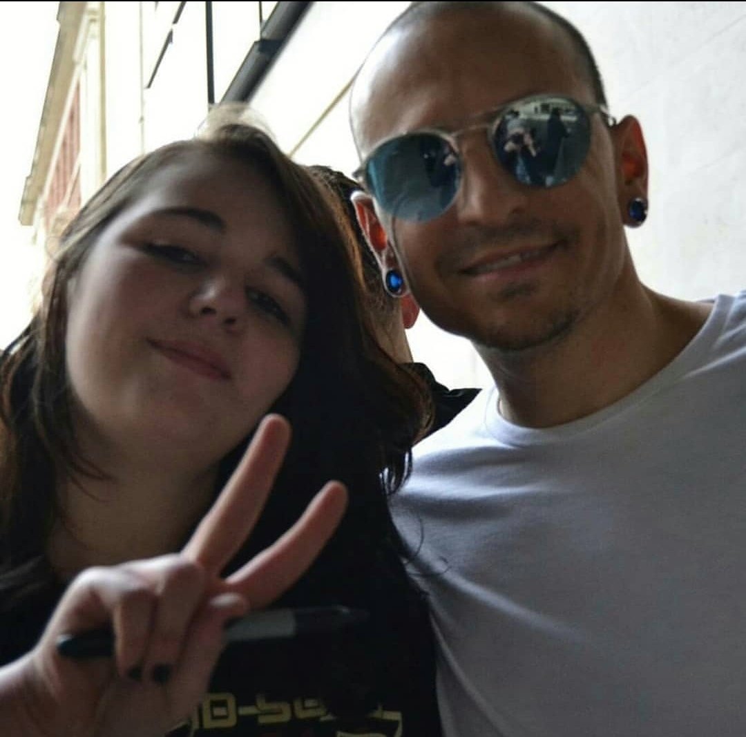 All you guys, whoever got to meet Chester, are so lucky!!
Whether you got a side by side pic, or have gotten a huge, big, tight hug from Chester... I hope you consider yourself very lucky and cherish that moment forever. 🙏❤️🙏
#ChesterForever