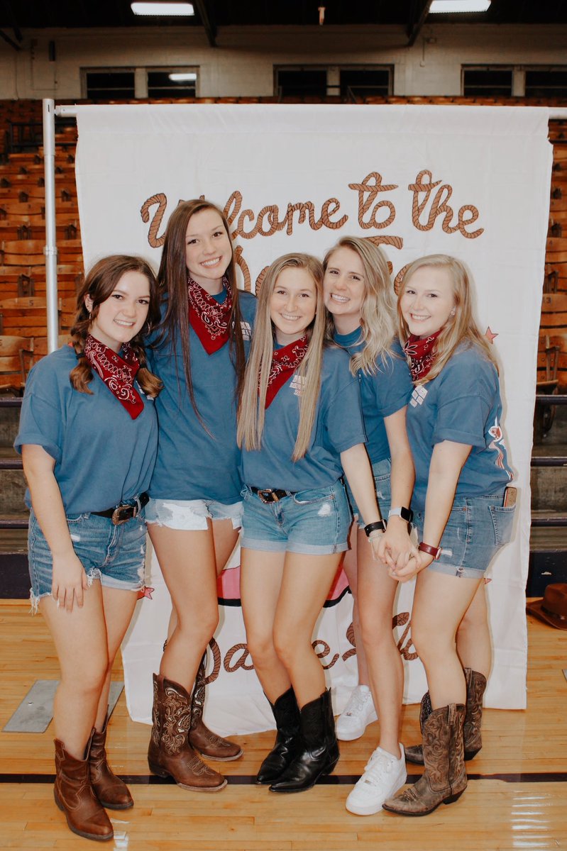 Celebrating find your family Friday by looking back at the best moments spent with our sweet dg fams! Go Greek y’all, you won’t regret it🤩