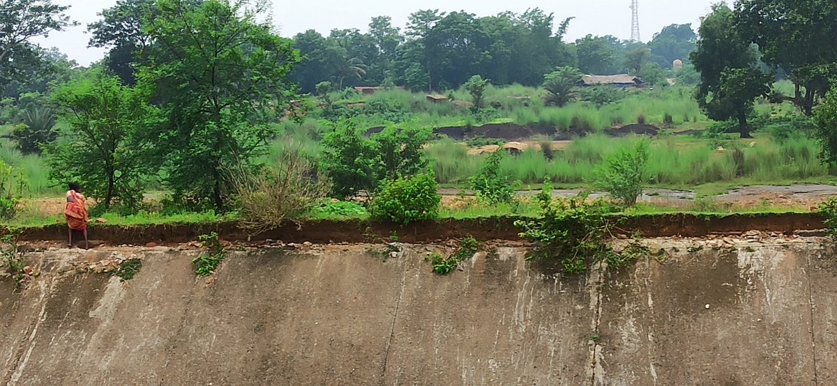 Avinash1723's tweet photo. @DCEastSinghbhum @SdmGhatsila @BlockGhatsila There has been continuous stealing of bricks from the canal, which are fix to the side of the canal, please take necessary steps because they are destroying our beauty, it's hardly 50 mtr from Ghatshila to Mosaboni main road. https://t.co/mnVmoSYv4q