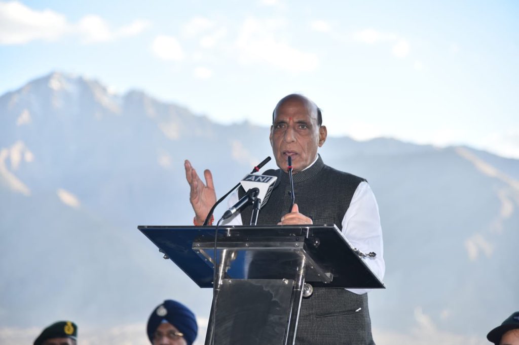pardhan_kasana's tweet photo. हिंदुस्तान के यशस्वी रक्षा मंत्री जी को जन्मदिन की कोटि कोटि बधाइयां आप स्वस्थ रहें दीर्घायु हो बाबा श्री काशी विश्वनाथ जी का आशीर्वाद सदैव आप पर बना रहे।
@rajnathsingh @NeerajSinghSays https://t.co/8NlcchCz7M