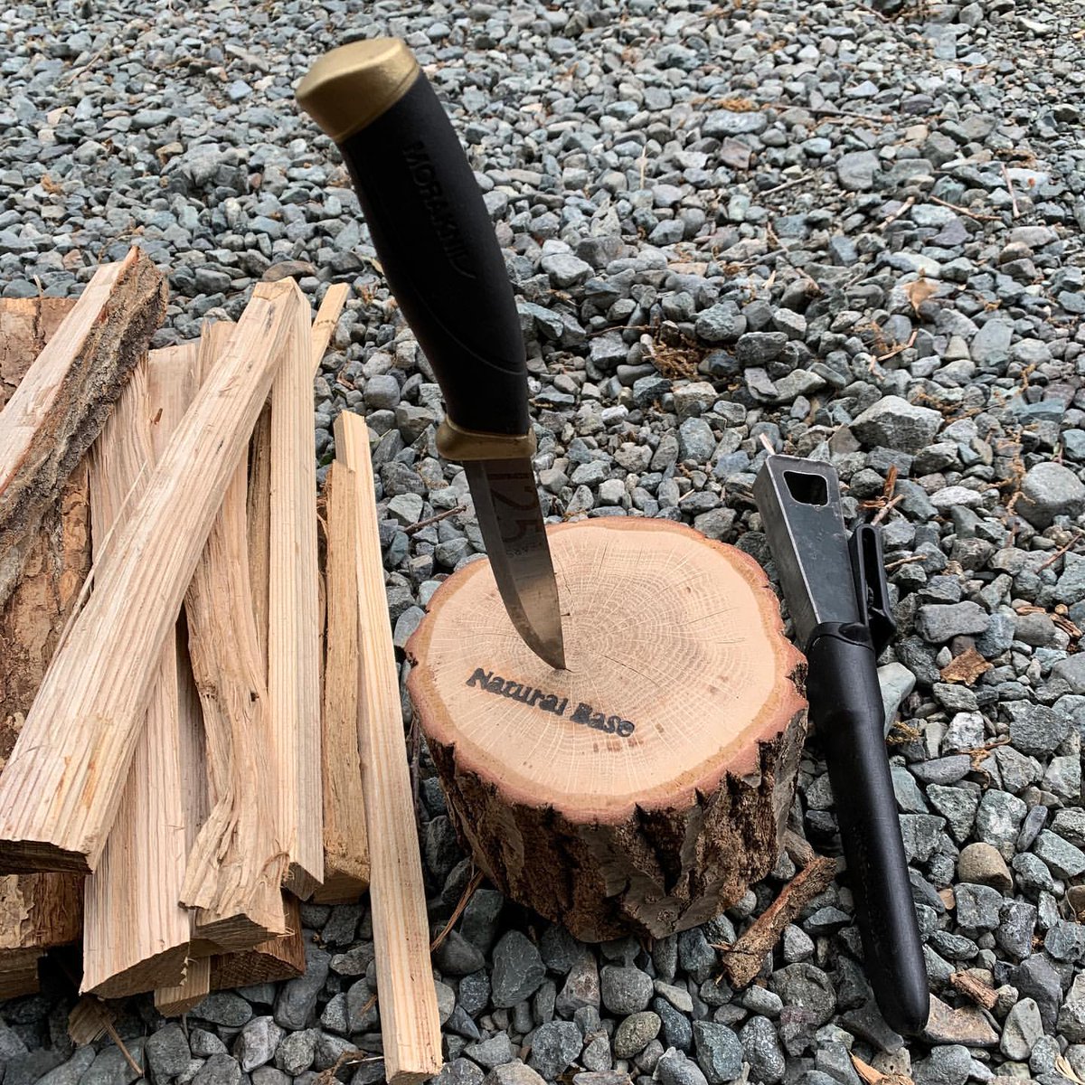GOODOPENAIRSmyX's tweet photo. Natural Base〝Chopping Block〟
長野県北安曇郡白馬村の職人が一つずつ手作業により作り出している100%天然木材の薪割り台です。
#naturalbase #ナチュラルベース #choppingblock
#チョッピングブロック #薪割り台 #焚き火 #白馬
#キャンプ #ブッシュクラフト #outdoor #アウトドア
#myx #マイクス https://t.co/FAT12ectTR